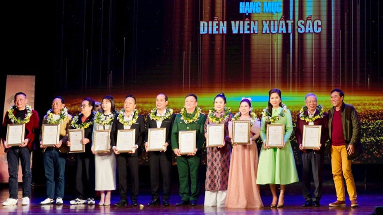 Trao giải cho các diễn viên xuất sắc. (Ảnh: QUỲNH ANH)