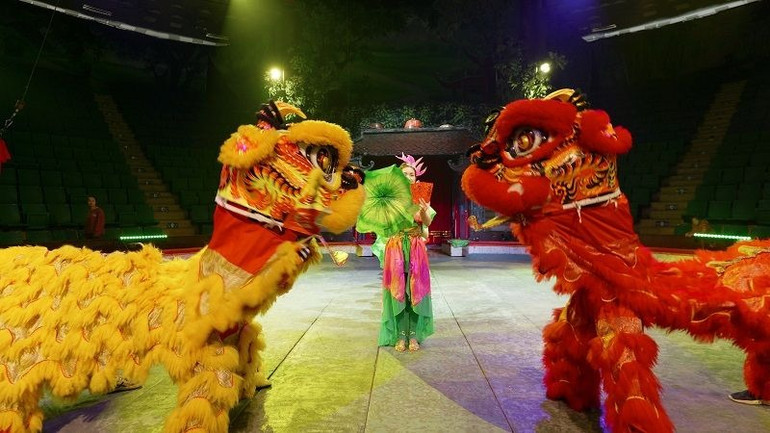 Màn múa lân kết hợp trống hội tạo nên không khí xuân sôi nổi.