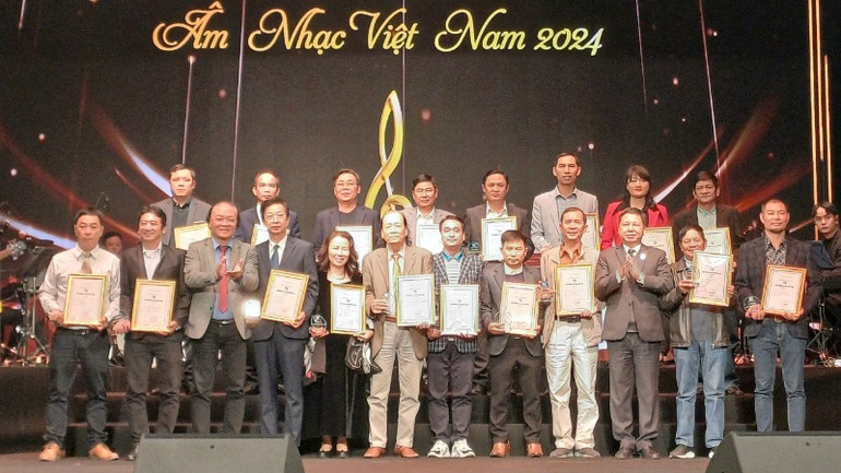 Trao giải cho các tác giả đạt giải C. (Ảnh: THU HƯƠNG)