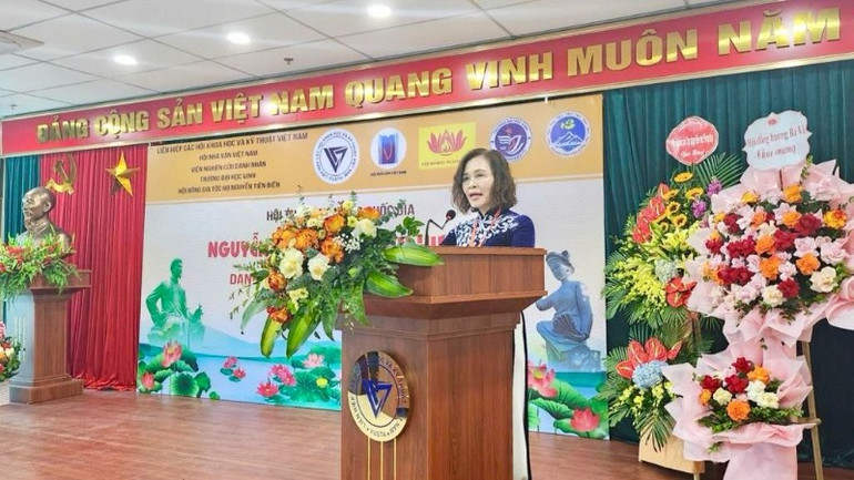 Tiến sĩ Nguyễn Thị Kim Oanh, Chủ tịch Hội đồng Viện Nghiên cứu Danh nhân phát biểu khai mạc. (Ảnh: ĐÌNH TOÁN)