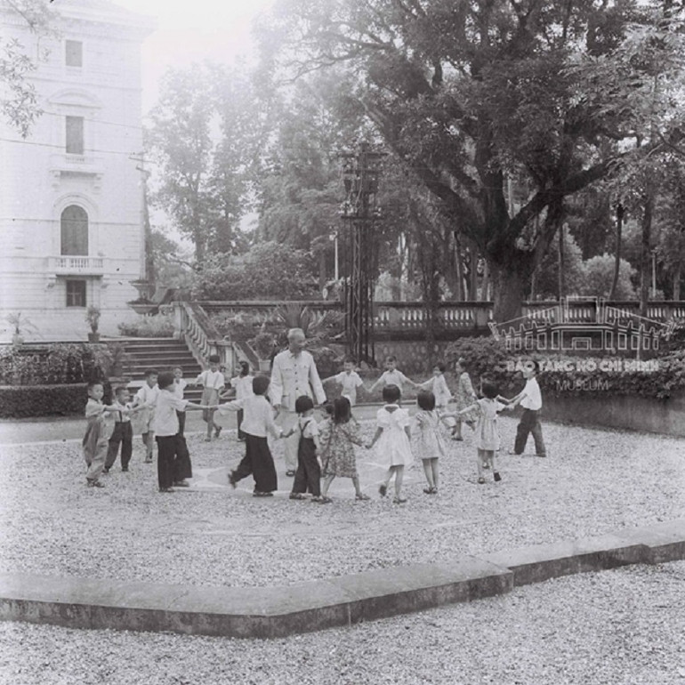 Bác Hồ với các cháu thiếu nhi tại Phủ Chủ tịch. (Ảnh tư liệu Bảo tàng Hồ Chí Minh)