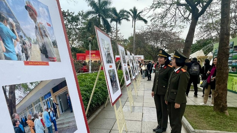 Các cán bộ, chiến sĩ tham quan Trưng bày chuyên đề.