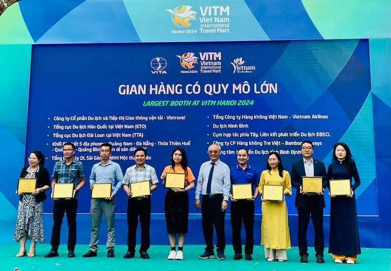 Trao Kỷ niệm chương cho đại diện các gian hàng có quy mô lớn tại VITM Hà Nội 2024.