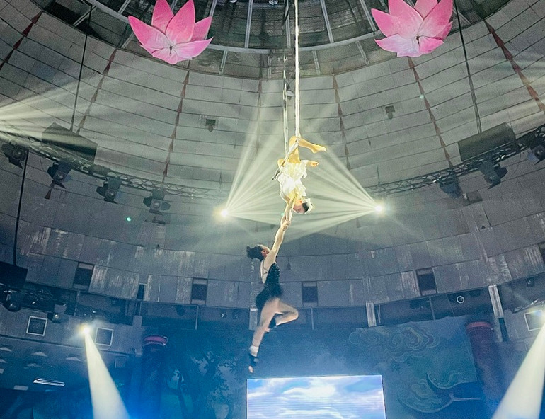 Tiết mục dự thi mở màn "Đu đôi nữ" của Nhà hát Nghệ thuật Phương Nam. (Ảnh: Trang Anh)