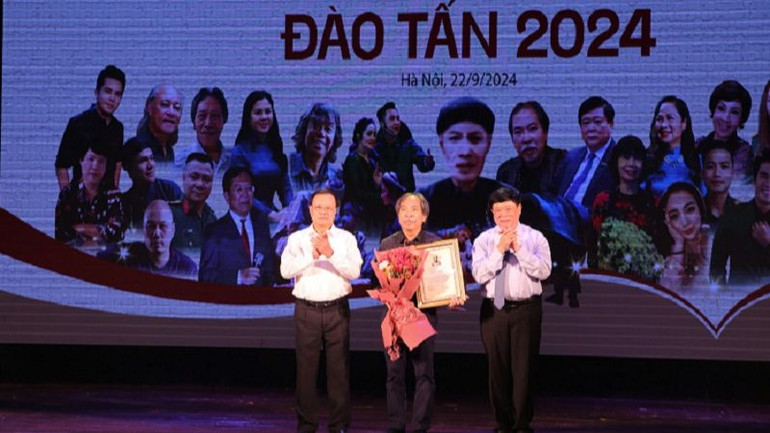 Trao giải “Tác phẩm xuất sắc” cho nhà thơ Nguyễn Quang Thiều với Trường ca "Những người lính của làng" (Nhà xuất bản Hội Nhà văn). Trao giải “Tác phẩm xuất sắc” cho nhà thơ Nguyễn Quang Thiều với Trường ca "Những người lính của làng" (Nhà xuất bản Hội Nhà văn).