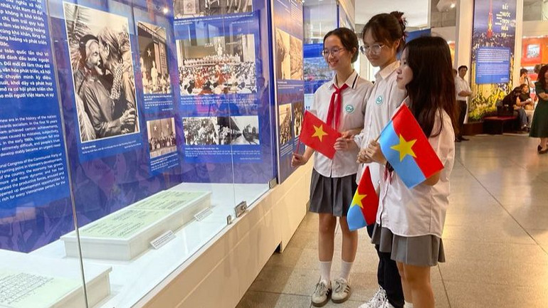 Các em học sinh tham quan Trưng bày.