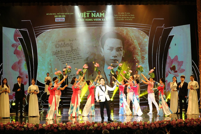 Chương trình mang đến nhiều tiết mục nghệ thuật được dàn dựng công phu. (Ảnh: Trần Huấn)