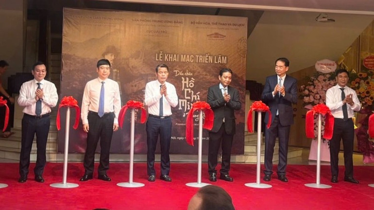 Cắt băng khai mạc Triển lãm.