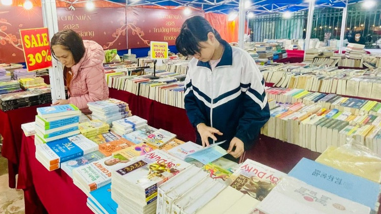 Các đơn vị áp dụng nhiều chương trình giảm giá sâu khi mua sách cho người dân, du khách.