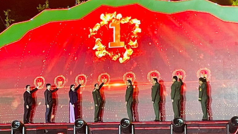 Các đại biểu thực hiện nghi thức khai mạc Triển lãm.