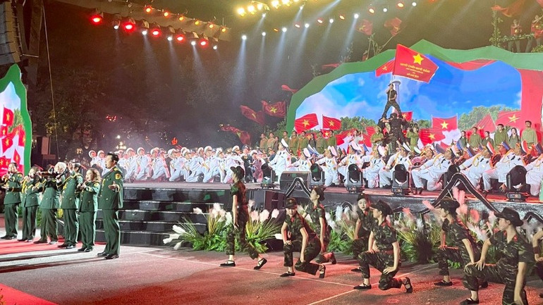 Nhiều tiết mục nghệ thuật dàn dựng công phu được biểu diễn tại lễ khai mạc Triển lãm.