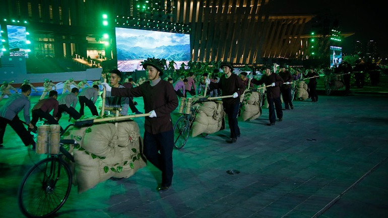 Hình ảnh những chiếc xe đạp thồ được đưa lên sân khấu. (Ảnh: VTV)