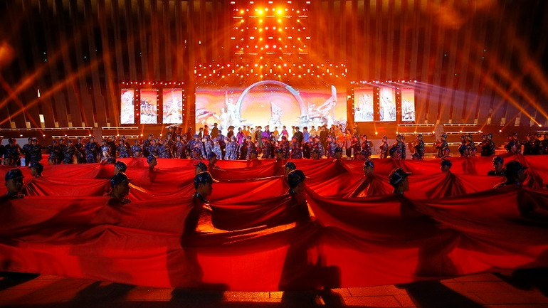 Chương trình đưa khán giả ngược dòng thời gian, sống lại những khoảnh khắc hào hùng của dân tộc và lắng đọng trong niềm tự hào về truyền thống vẻ vang của Quân đội nhân dân Việt Nam. (Ảnh: VTV)