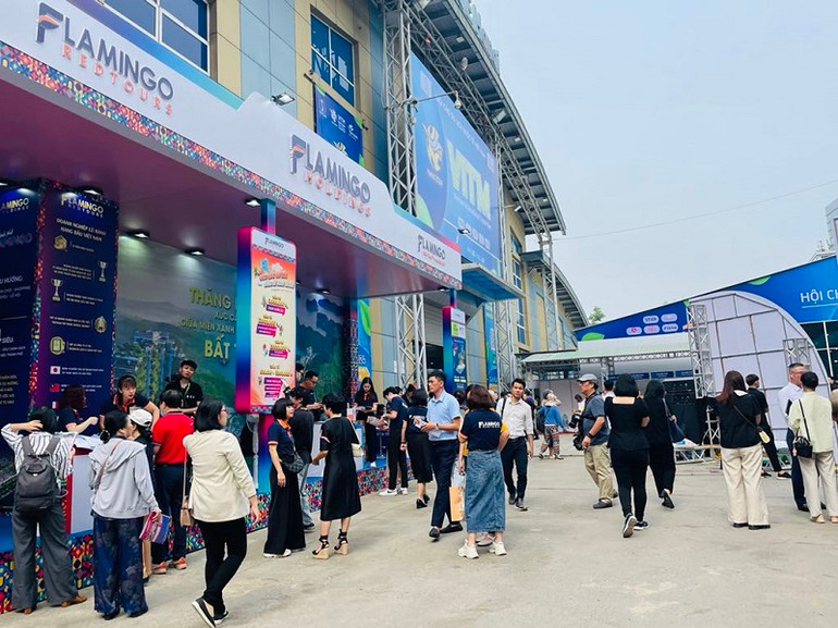 Hội chợ thu hút đông đảo đơn vị, người dân đến làm việc, tìm hiểu, mua sắm.