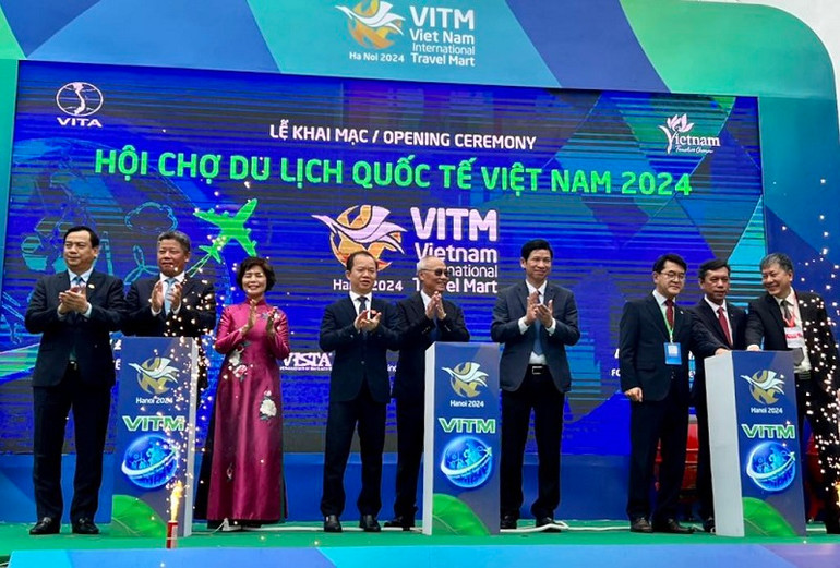 Các đại biểu thực hiện nghi thức khai mạc Hội chợ.