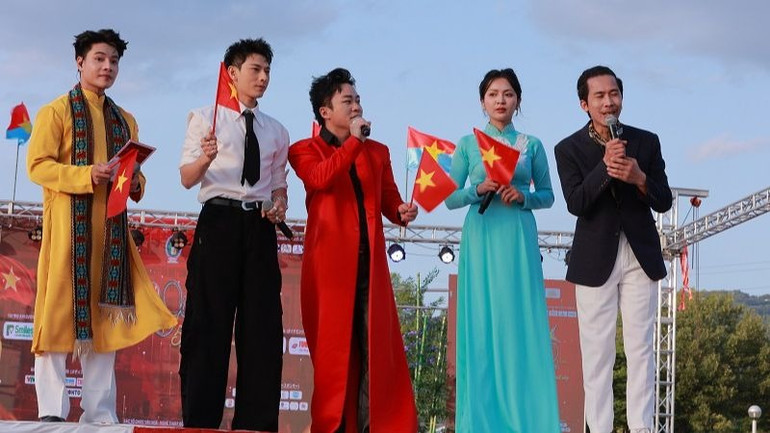 Các nghệ sĩ bày tỏ niềm xúc động, tự hào khi tham gia chương trình. (Ảnh: NVCC)