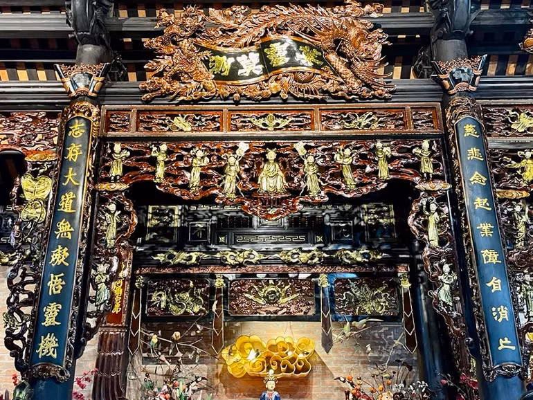 Một phần hệ thống cửa võng Phủ Tiên Hương. Một phần hệ thống cửa võng Phủ Tiên Hương.