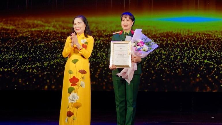 Trao giải A hạng mục Vở diễn sân khấu của năm cho Nhà hát Kịch nói Quân đội. (Ảnh: QUỲNH ANH)