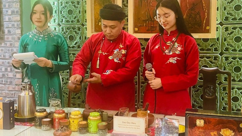 Nghệ nhân trà Đào Đức Hiếu (giữa) giới thiệu về văn hóa trà Việt Nam.
