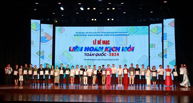 Trao Huy chương Vàng cho các diễn viên xuất sắc. (Ảnh: Ban Tổ chức) Trao Huy chương Vàng cho các diễn viên xuất sắc. (Ảnh: Ban Tổ chức)