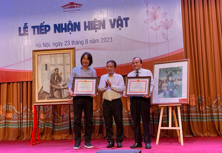 Tặng Bằng khen của Bộ Văn hóa, Thể thao và Du lịch cho ông Đoàn Văn Đức và Nguyễn Văn Đức.