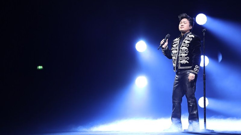 Hát những bài hát về quê hương đất nước là cách Tùng Dương thể hiện tình yêu tối cao nhất trong anh. (Ảnh: Hòa Nguyễn)