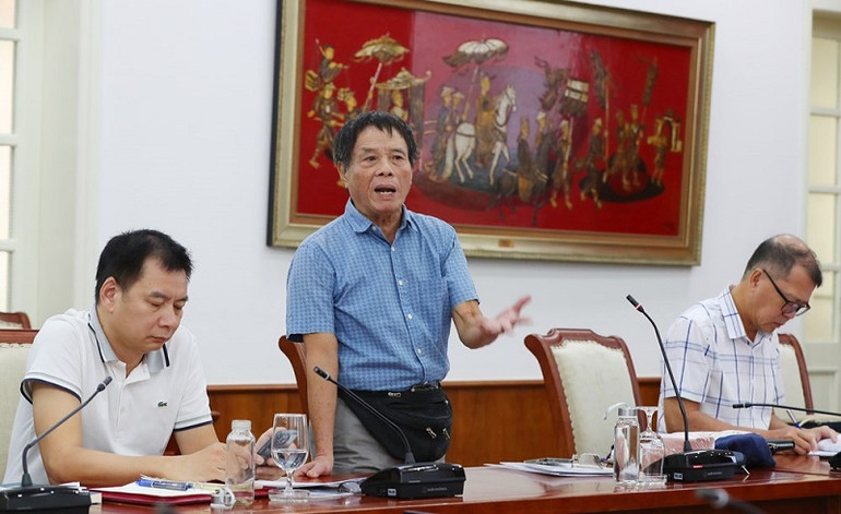 Nhiếp ảnh gia Vũ Huyến phát biểu. (Ảnh: TRẦN HUẤN) Nhiếp ảnh gia Vũ Huyến phát biểu. (Ảnh: TRẦN HUẤN)