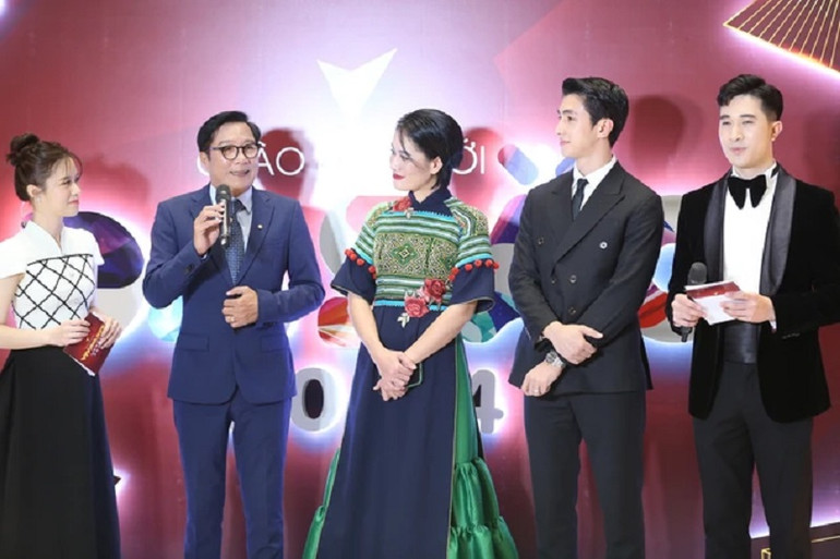 Sự xuất hiện của đông đảo các nghệ sĩ mang tới không khí sôi động cho không gian thảm đỏ của chương trình. (Ảnh: VTV).