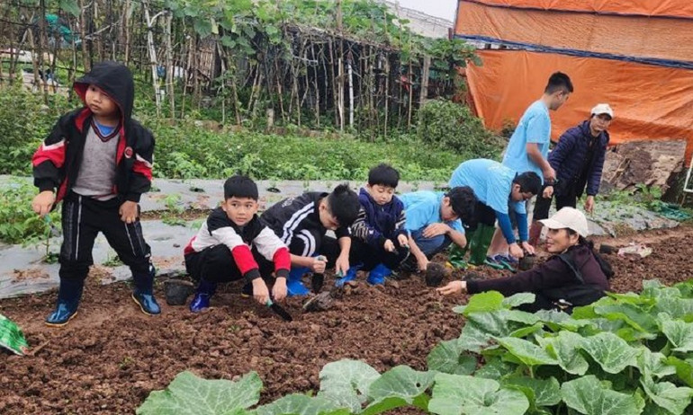 Bên cạnh trải nghiệm thực tế, học sinh còn được trò chuyện, giao lưu trực tiếp với các bác nông dân.