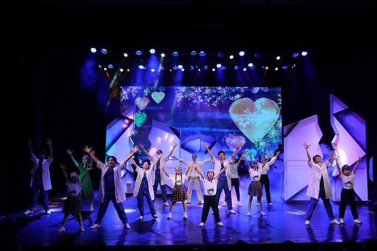 Vở diễn có sự kết hợp nhuần nhuyễn giữa âm nhạc, diễn xuất, vũ đạo. Vở diễn có sự kết hợp nhuần nhuyễn giữa âm nhạc, diễn xuất, vũ đạo.