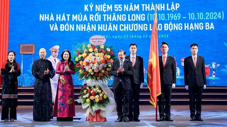Đại diện lãnh đạo Bộ Văn hóa, Thể thao và Du lịch tặng hoa chúc mừng Nhà hát Múa rối Thăng Long. Đại diện lãnh đạo Bộ Văn hóa, Thể thao và Du lịch tặng hoa chúc mừng Nhà hát Múa rối Thăng Long.