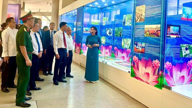 Các đại biểu tham quan Triển lãm.