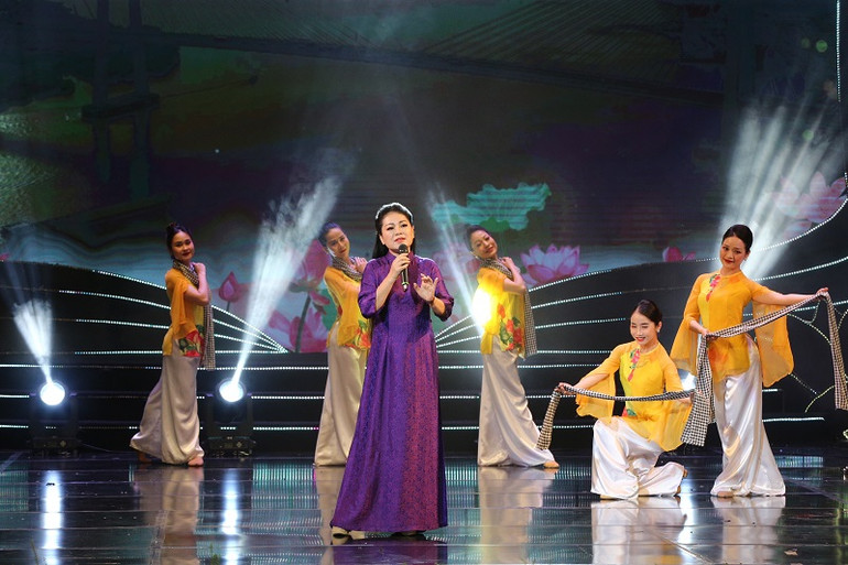 Chương trình có sự tham gia biểu diễn của nhiều nghệ sĩ nổi tiếng. (Ảnh: Trần Huấn)