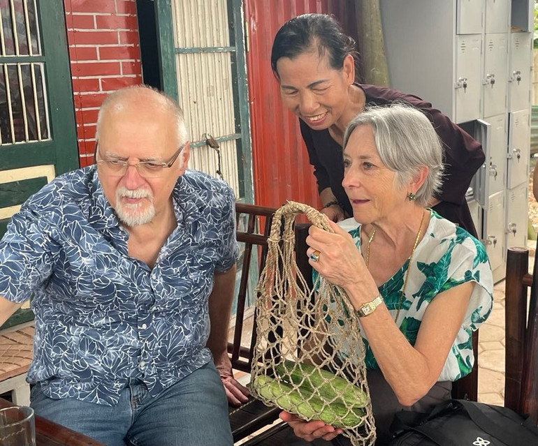 Du khách thích thú khi được bà con nông dân tặng quà lưu niệm. Du khách thích thú khi được bà con nông dân tặng quà lưu niệm.