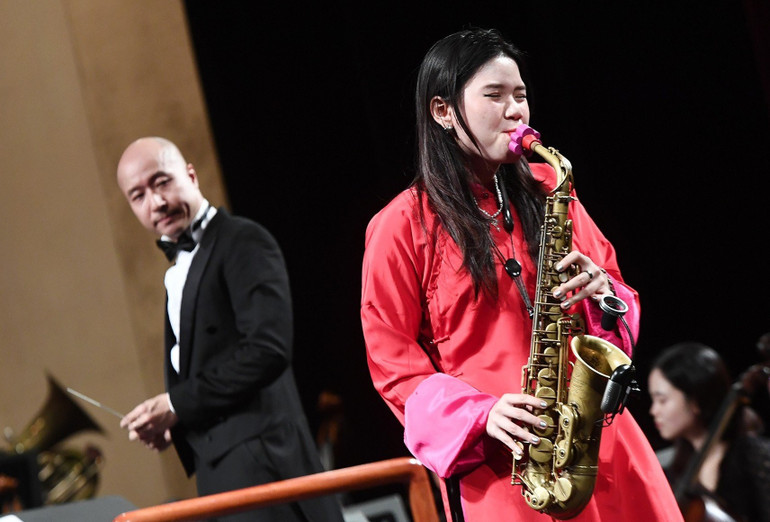 Nghệ sĩ saxophone An Trần với tiết mục “Mẹ yêu con”. (Ảnh: Ban Tổ chức)