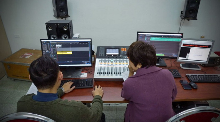Các kỹ thuật viên dựng nhạc cho chương trình.