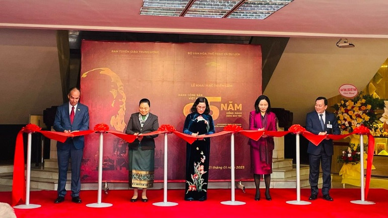 Các đại biểu cắt băng khai mạc. Các đại biểu cắt băng khai mạc.