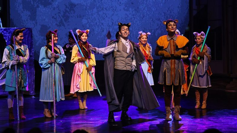 Vở diễn quy tụ sự tham gia của hơn 50 nghệ sĩ biểu diễn, nhà sáng tạo, chuyên gia kỹ thuật sân khấu của cả hai Nhà hát.