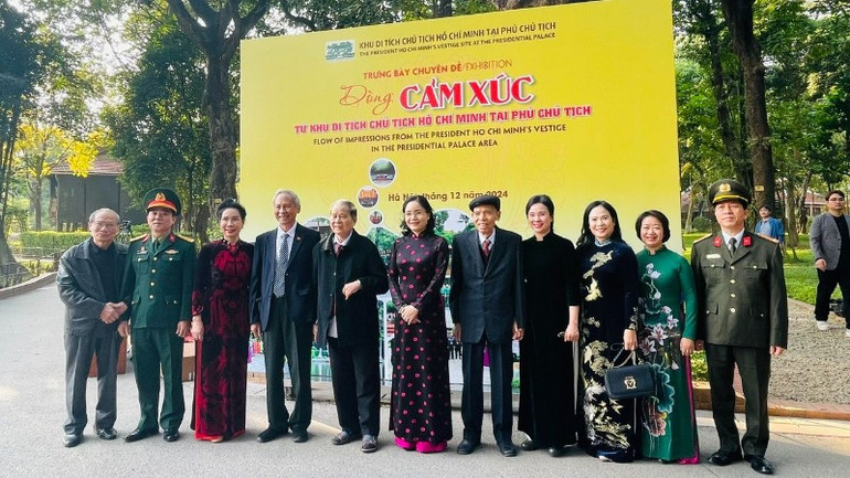 Các thế hệ lãnh đạo Khu Di tích Chủ tịch Hồ Chí Minh tại Phủ Chủ tịch chụp ảnh lưu niệm nhân kỷ niệm 70 năm Bác về ở và làm việc tại Khu Di tích.