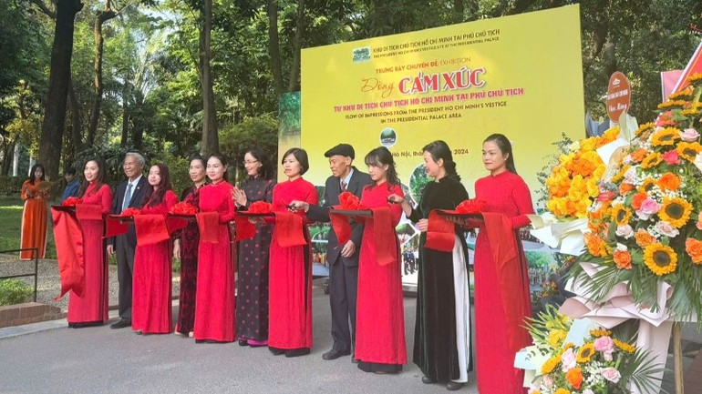 Các đại biểu cắt băng khai mạc Triển lãm.