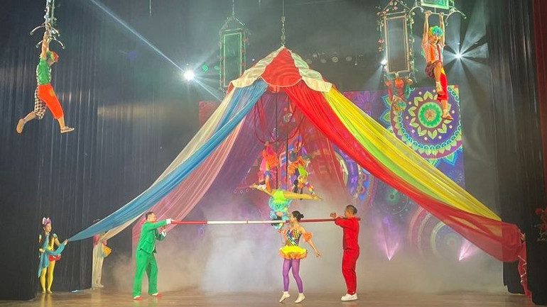 Sân khấu vuông được thiết kế riêng để đáp ứng yêu cầu biểu diễn xiếc và các loại hình nghệ thuật khác. Sân khấu vuông được thiết kế riêng để đáp ứng yêu cầu biểu diễn xiếc và các loại hình nghệ thuật khác.