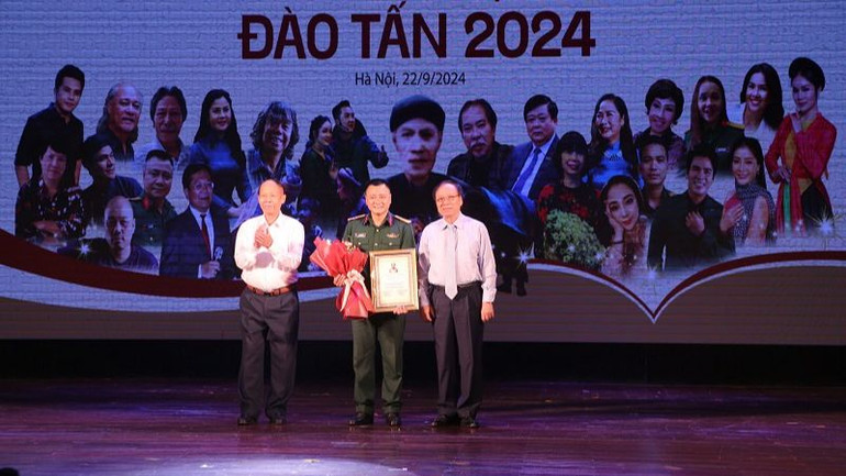 Trao giải “Vở diễn xuất sắc” cho vở chèo "Đại đội trưởng của tôi" (Nhà hát Chèo Quân đội). (Ảnh: Linh Trần) Trao giải “Vở diễn xuất sắc” cho vở chèo "Đại đội trưởng của tôi" (Nhà hát Chèo Quân đội). (Ảnh: Linh Trần)