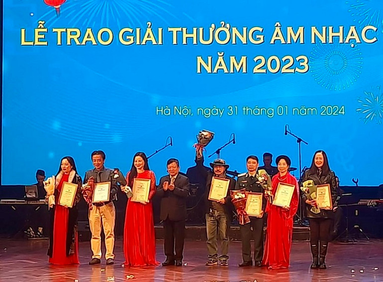 Trao giải A cho các tác giả có tác phẩm xuất sắc.