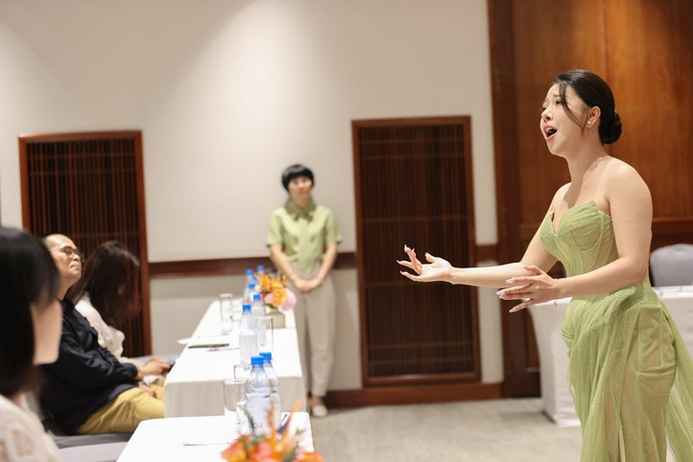 Nữ ca sĩ Bảo Yến thể hiện một ca khúc tại buổi gặp gỡ báo chí. (Ảnh: Lê Anh Dũng)