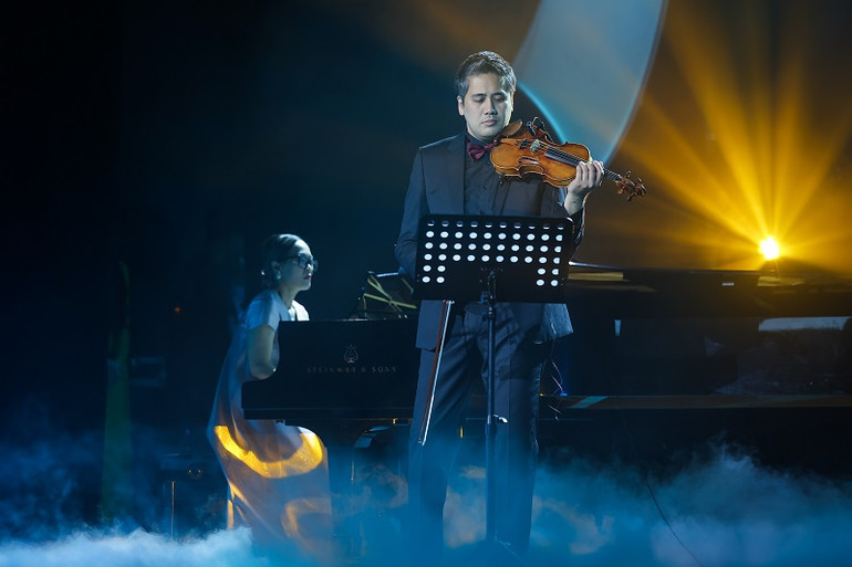 Phần song tấu của nghệ sĩ Trinh Hương và nghệ sĩ Bùi Công Duy là một trong những điểm nhấn nghệ thuật của chương trình. (Ảnh: Hòa Nguyễn) Phần song tấu của nghệ sĩ Trinh Hương và nghệ sĩ Bùi Công Duy là một trong những điểm nhấn nghệ thuật của chương trình. (Ảnh: Hòa Nguyễn)