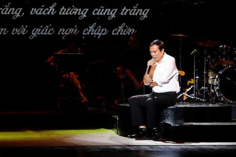 Nghệ sĩ ưu tú Đỗ Kỷ thể hiện bài thơ "Thư viết cho Quỳnh trên máy bay". (Ảnh: Ban Tổ chức)