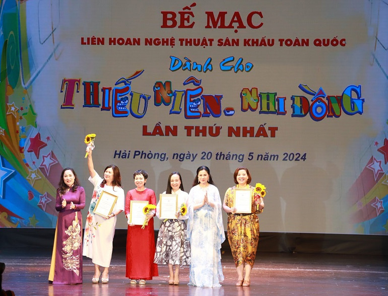 Trao Huy chương Vàng cho các vở diễn xuất sắc.