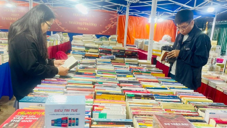 Không gian sách và văn hóa đọc Hồ Văn thu hút đông bạn trẻ đến tham quan, lựa chọn, tìm hiểu những cuốn sách yêu thích.