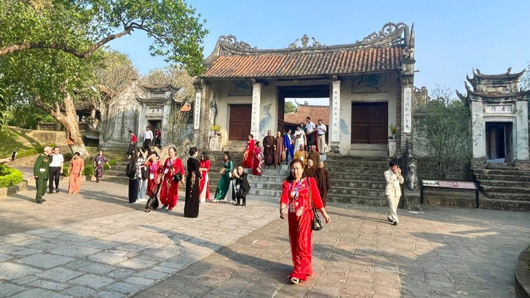 Các đại biểu tham quan Khu Di tích quốc gia đặc biệt Cổ Loa.