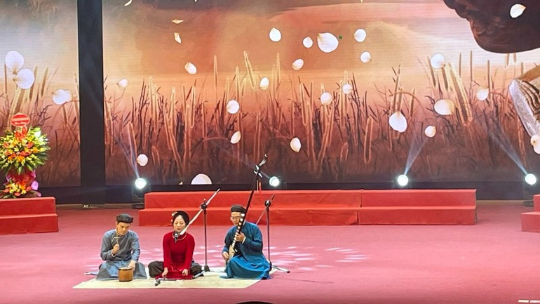 Biểu diễn tiết mục ca trù tại lễ kỷ niệm.